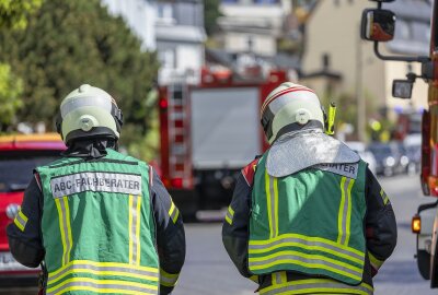 Unbekannte Chemikalien sorgen für Großeinsatz in Gornsdorf: Eine Person schwer verletzt - Großeinsatz in Gornsdorf. Foto: Bernd März