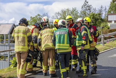 Unbekannte Chemikalien sorgen für Großeinsatz in Gornsdorf: Eine Person schwer verletzt - Großeinsatz in Gornsdorf. Foto: Bernd März