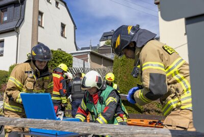 Unbekannte Chemikalien sorgen für Großeinsatz in Gornsdorf: Eine Person schwer verletzt - Großeinsatz in Gornsdorf. Foto: Bernd März,