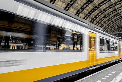 Unbekannte legen große Steine auf Gleise: Regionalexpress beschädigt - Symbolbild. Foto: Pixabay/Skitterphoto