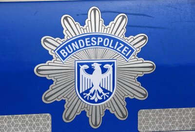 Unbekannte legen große Steine auf Gleise: Regionalexpress beschädigt - Wer Angaben zur Tat machen kann, soll sich bei der Bundespolizeiinspektion melden. Foto: Harry Härtel