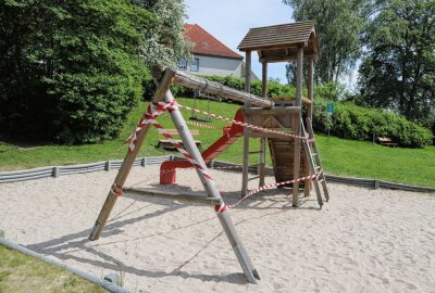 Unbekannte sägen Klettergerüst in Aue an und beschmieren es mit Hakenkreuzen - Ein Klettergerüst wurde angesägt und beschmiert. Foto: Niko Mutschmann