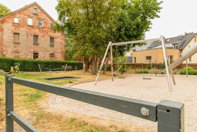 Unbekannte schmieren Symbole und Hakenkreuze auf Spielplatzgeräte - Unbekannte haben auf einem Spielplatz in der Emil-Junghannß-Straße eine Holzbank sowie Kinderrutsche mit grüner und roter Farbe beschmiert. Foto: André März