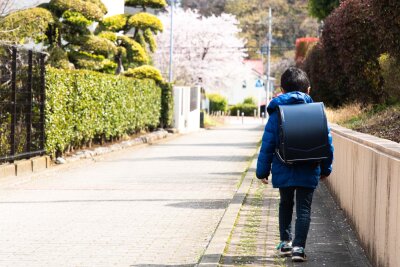 Unbekannter spricht Neunjährige an und versucht, sie ins Auto zu locken - Symbolbild. Foto: Adobe Stock / Photographer YOSHI 