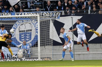 "Unbeschreibliches Gefühl": So erlebte Luis Fischer sein Tordebüt für den CFC - In der 3. Runde der aktuellen Auflage des Wettbewerbs gewann der Fußball-Regionalligist zu Hause vor rund 10.500 Zuschauern gegen die SG Dynamo Dresden 3:1 (1:1) nach Verlängerung und steht damit im Achtelfinale. Foto: Harry Härtel