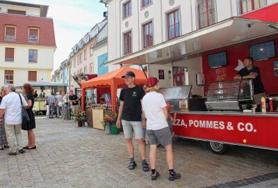 UNESCO-Welterbe-Jubiläum mit Festakt in Freiberg gefeiert - Marktgeschehen auf dem Buttermarkt vor dem Festakt. Foto: Renate Fischer