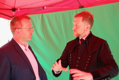 UNESCO-Welterbe-Jubiläum mit Festakt in Freiberg gefeiert - Oberbürgermeister Sven Krüger und Ministerpräsident Michael Kretschmer im Gespräch vor der Festveranstaltung. Foto: Renate Fischer