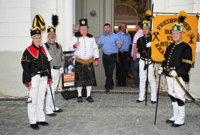 UNESCO-Welterbe-Jubiläum mit Festakt in Freiberg gefeiert - Vertreter der Freiberger Berg- und Hüttenknappschaft begrüßen die Gäste. Foto: Renate Fischer