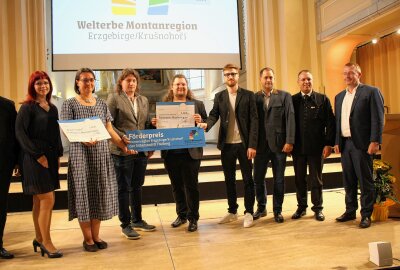 UNESCO-Welterbe-Jubiläum mit Festakt in Freiberg gefeiert - Preisträger des Förderpreises der Montanregion Erzgebirge/Krušnohoří "Die Bunte Truhe Freiberg" mit ihrem Projekt "Bergbau und Klöppelhandwerk" 1. u.2. v.l, Band "Stojanov & the Syndicate" mit seinem Musikprojekt der Neuauflage des Steigerlieds 3.-5.v.l..Prof.Dr.Ing.Tobias Fieback in Vertretung des Rektors der TU Bergakademie Freiberg, Rico Anton-Landrat des Erzgebirgskreises, Sven Krüger Oberbürgermeister Freiberg als Kuratoren v.l. Foto: Renate Fischer