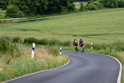 Unfälle auf Landstraßen: Radler sollten Umwege einplanen - Angesichts der zunehmenden Zahl getöteter Radfahrer auf Landstraßen raten Experten dazu, bei der Tourenplanung auf sichere Alternativrouten zu setzen und auf helle, reflektierende Kleidung sowie gutes Fahrradlicht zu achten.