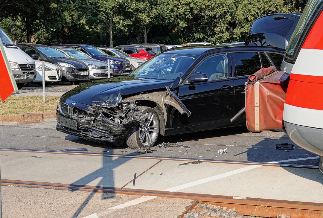 Unfall am Bahnübergang: PKW kollidiert mit Zug - In Weixdorf kam es zu einem Zusammenstoß zwischen einer Bahn und einem PKW. Foto: Roland Halkasch