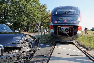 Unfall am Bahnübergang: PKW kollidiert mit Zug - In Weixdorf kam es zu einem Zusammenstoß zwischen einer Bahn und einem PKW. Foto: Roland Halkasch