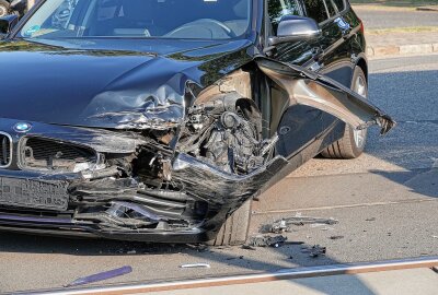 Unfall am Bahnübergang: PKW kollidiert mit Zug - In Weixdorf kam es zu einem Zusammenstoß zwischen einer Bahn und einem PKW. Foto: Roland Halkasch