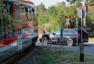 Unfall am Bahnübergang: PKW kollidiert mit Zug - In Weixdorf kam es zu einem Zusammenstoß zwischen einer Bahn und einem PKW. Foto: Roland Halkasch