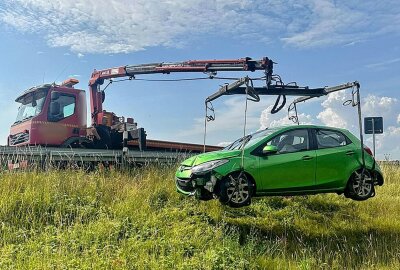 Unfall am Kreuz Chemnitz: PKW schießt von der A72 ab - Ein PKW kam am Donnerstagmorgen in Fahrtrichtung Dresden von der A72 ab und kam weit ins Feld hinter die Leitplanke. Harry Härtel/haertelpress