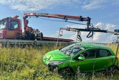 Unfall am Kreuz Chemnitz: PKW schießt von der A72 ab - Ein PKW kam am Donnerstagmorgen in Fahrtrichtung Dresden von der A72 ab und kam weit ins Feld hinter die Leitplanke. Harry Härtel/haertelpress