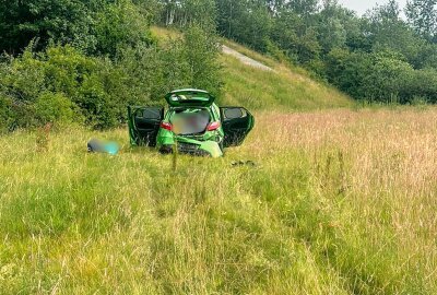 Unfall am Kreuz Chemnitz: PKW schießt von der A72 ab - Ein PKW kam am Donnerstagmorgen in Fahrtrichtung Dresden von der A72 ab und kam weit ins Feld hinter die Leitplanke. Harry Härtel/haertelpress