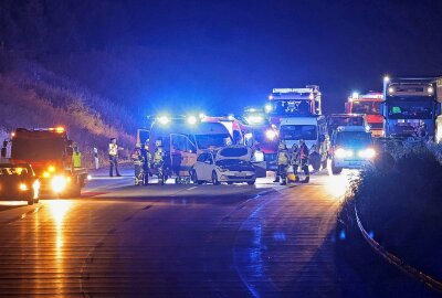 Unfall auf A4: 66-jährige VW-Fahrerin schwer verletzt - Auffahrunfall auf der A4: Verkehr in Richtung Erfurt für Stunden gesperrt. Foto: Andreas Kretschel