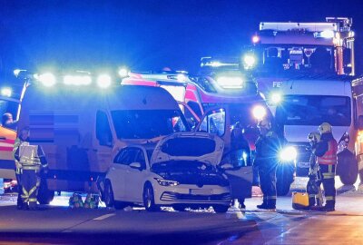 Unfall auf A4: 66-jährige VW-Fahrerin schwer verletzt - Auffahrunfall auf der A4: Verkehr in Richtung Erfurt für Stunden gesperrt. Foto: Andreas Kretschel