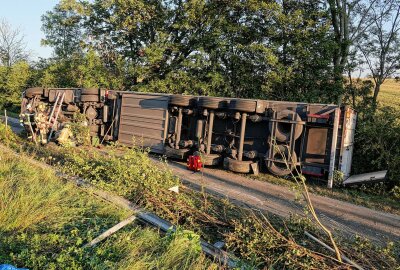 Unfall auf A4: LKW bricht durch Leitplanke und kippt um - Der LKW hat die Leitplanke durchgebrochen und ist im Straßengraben umgekippt. Foto: Roland Halkasch