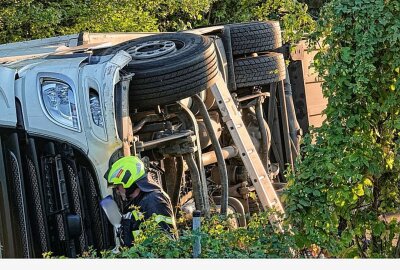 Unfall auf A4: LKW bricht durch Leitplanke und kippt um - Der LKW hat die Leitplanke durchgebrochen und ist im Straßengraben umgekippt. Foto: Roland Halkasch