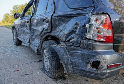 Unfall auf A4: LKW bricht durch Leitplanke und kippt um - Die beiden Insassen des Kia sind unverletzt. Foto: Roland Halkasch