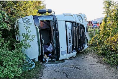 Unfall auf A4: LKW bricht durch Leitplanke und kippt um - Der LKW hat die Leitplanke durchgebrochen und ist im Straßengraben umgekippt. Foto: Roland Halkasch