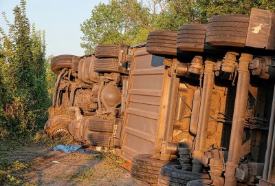 Unfall auf A4: LKW bricht durch Leitplanke und kippt um - Der LKW hat die Leitplanke durchgebrochen und ist im Straßengraben umgekippt. Foto: Roland Halkasch