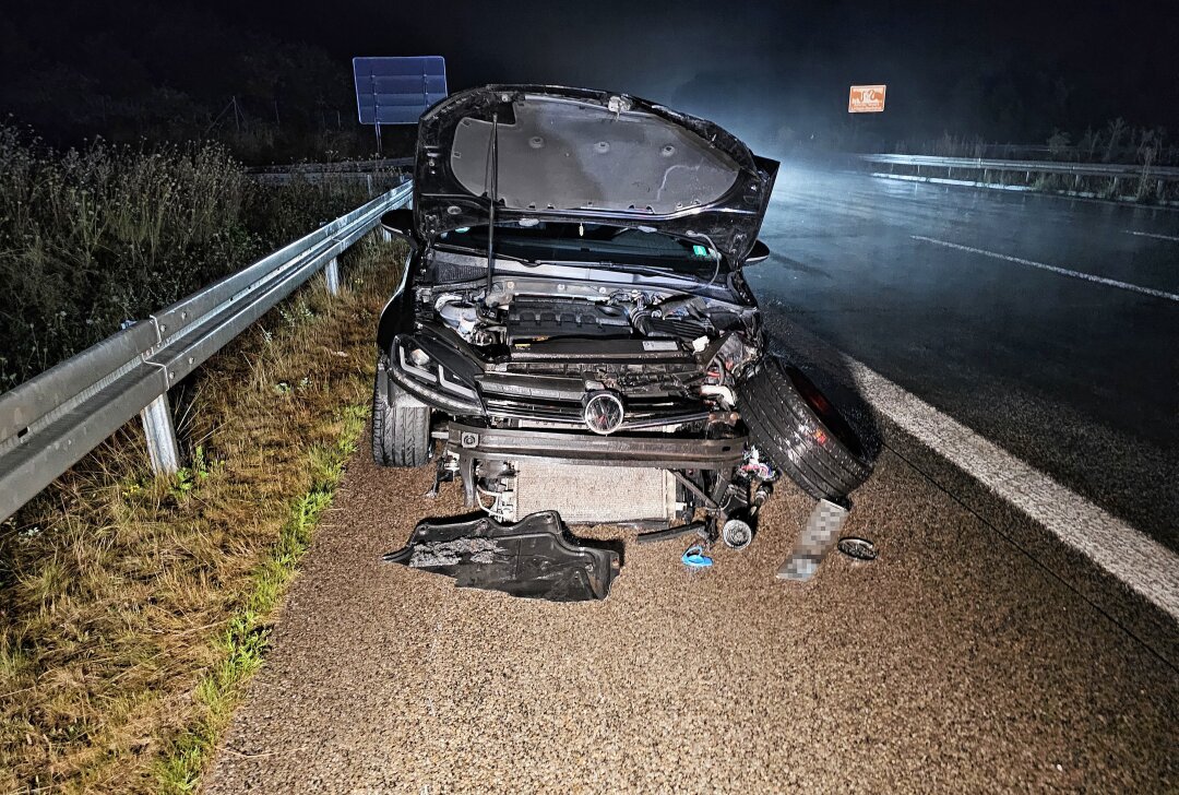 Unfall auf A4: PKW verliert Rad und landet in Leitplanke - Am Sonntagabend hat ein PKW auf der A4 Richtung Erfurt ein Rad verloren. Foto: Mike Müller