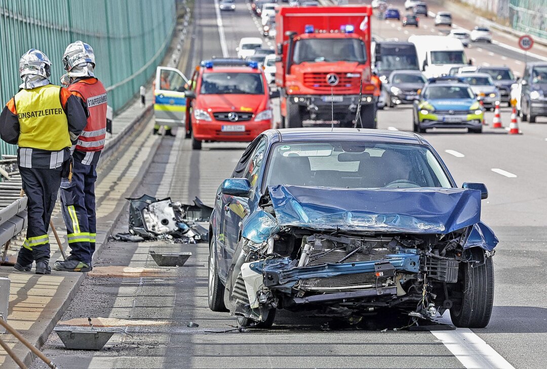 Unfall auf A4 verursacht Vollsperrung - Durch den Unfall gab es eine Vollsperrung der Fahrbahn. Foto: Andreas Kretschel