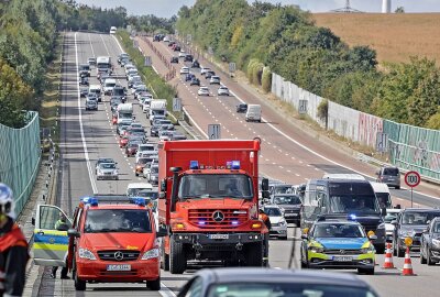 Unfall auf A4 verursacht Vollsperrung - Feuerwehr und Rettungsdienst waren im Einsatz. Foto: Andreas Kretschel