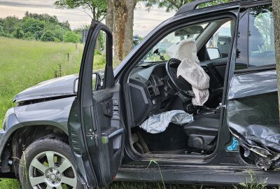 Unfall auf Autobahnzubringer: Alkoholisierter Fahrer verursacht Crash mit mehreren Verletzten - Opel-Transporter kollidiert mit Mercedes und Audi: Drei Fahrer ins Krankenhaus. Foto: Mike Müller