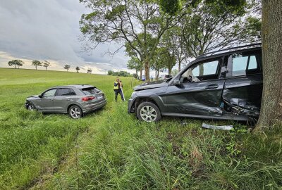 Unfall auf Autobahnzubringer: Alkoholisierter Fahrer verursacht Crash mit mehreren Verletzten - Opel-Transporter kollidiert mit Mercedes und Audi: Drei Fahrer ins Krankenhaus. Foto: Mike Müller