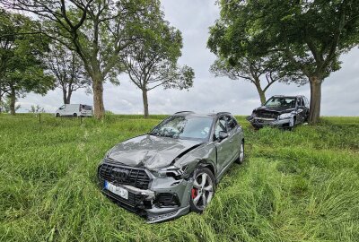 Unfall auf Autobahnzubringer: Alkoholisierter Fahrer verursacht Crash mit mehreren Verletzten - Opel-Transporter kollidiert mit Mercedes und Audi: Drei Fahrer ins Krankenhaus. Foto: Mike Müller