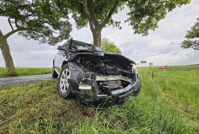 Unfall auf Autobahnzubringer: Alkoholisierter Fahrer verursacht Crash mit mehreren Verletzten - Opel-Transporter kollidiert mit Mercedes und Audi: Drei Fahrer ins Krankenhaus. Foto: Mike Müller