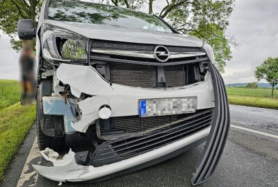 Unfall auf Autobahnzubringer: Alkoholisierter Fahrer verursacht Crash mit mehreren Verletzten - Unfall auf Kreuzung: Opel-Fahrer übersieht Mercedes und verursacht Kollision mit Audi. Foto: Mike Müller