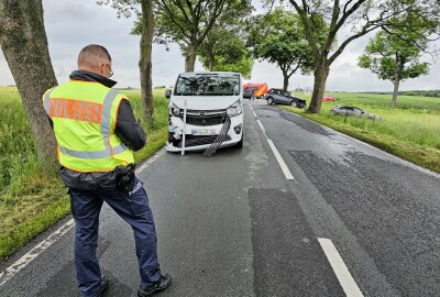 Unfall auf Autobahnzubringer: Alkoholisierter Fahrer verursacht Crash mit mehreren Verletzten - Unfall auf Kreuzung: Opel-Fahrer übersieht Mercedes und verursacht Kollision mit Audi. Foto: Mike Müller