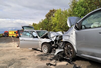 Unfall auf Autobahnzubringer: Mehrere Schwerverletzte bei Frontalcrash - Am Montagnachmittag kam es kurz vor 16 Uhr auf dem Autobahnzubringer Aue - Hartenstein zu einem schweren Verkehrsunfall. Foto: Niko Mutschmann