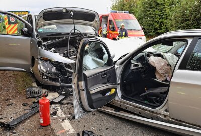 Unfall auf Autobahnzubringer: Mehrere Schwerverletzte bei Frontalcrash - Am Montagnachmittag kam es kurz vor 16 Uhr auf dem Autobahnzubringer Aue - Hartenstein zu einem schweren Verkehrsunfall. Foto: Niko Mutschmann