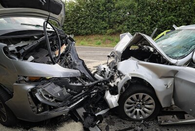 Unfall auf Autobahnzubringer: Mehrere Schwerverletzte bei Frontalcrash - Am Montagnachmittag kam es kurz vor 16 Uhr auf dem Autobahnzubringer Aue - Hartenstein zu einem schweren Verkehrsunfall. Foto: Niko Mutschmann