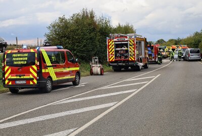 Unfall auf Autobahnzubringer: Mehrere Schwerverletzte bei Frontalcrash - Nach bisherigen Erkenntnissen wurden drei Personen verletzt ins Krankenhaus gebracht. Foto: Niko Mutschmann