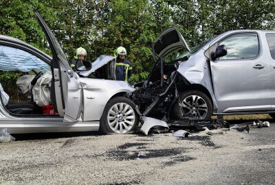 Unfall auf Autobahnzubringer: Mehrere Schwerverletzte bei Frontalcrash - Nach bisherigen Erkenntnissen wurden drei Personen verletzt ins Krankenhaus gebracht. Foto: Niko Mutschmann