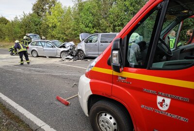 Unfall auf Autobahnzubringer: Mehrere Schwerverletzte bei Frontalcrash - Die Feuerwehren aus Hartenstein und Thierfeld waren im Einsatz um die Unfallstelle zu sichern, Batterien abzuklemmen und auslaufende Betriebsmittel zu binden. Foto: Niko Mutschmann