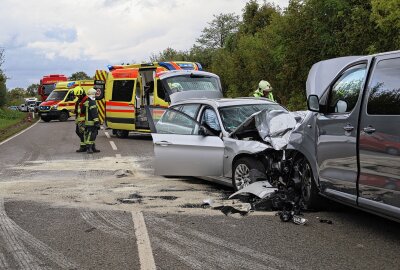 Unfall auf Autobahnzubringer: Mehrere Schwerverletzte bei Frontalcrash - Die Feuerwehren aus Hartenstein und Thierfeld waren im Einsatz um die Unfallstelle zu sichern, Batterien abzuklemmen und auslaufende Betriebsmittel zu binden. Foto: Niko Mutschmann