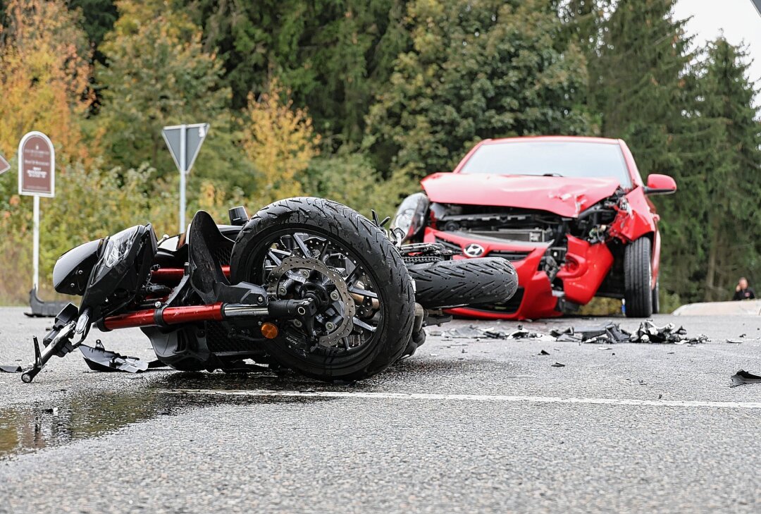 Unfall auf Autobahnzubringer: Motorradfahrer verletzt - Gegen 16 Uhr kam es auf dem Autobahnzubringer S255 Aue - Hartenstein am Abzweig Hartenstein (August-Bebel Straße) zu einem Verkehrsunfall zwischen PKW Hyundai und Motorrad Honda . Foto: Niko Mutschmann