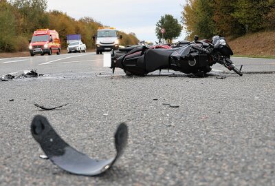 Unfall auf Autobahnzubringer: Motorradfahrer verletzt - Dabei wurde der Motorradfahrer verletzt, er wurde vom Rettungsdienst mit Notarzt ins Krankenhaus gebracht. Foto: Niko Mutschmann