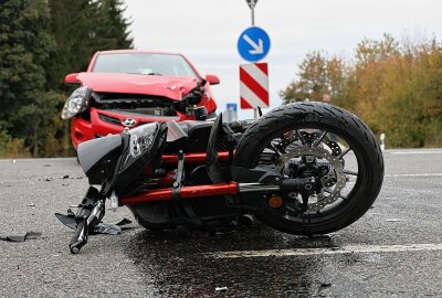 Unfall auf Autobahnzubringer: Motorradfahrer verletzt - Der Verkehrsunfalldienst hat die Ermittlungen zum Unfallhergang aufgenommen.  Foto: Niko Mutschmann