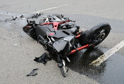 Unfall auf Autobahnzubringer: Motorradfahrer verletzt - 