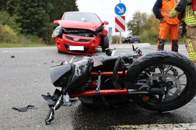 Unfall auf Autobahnzubringer: Motorradfahrer verletzt - Die Insassen des PKW blieben unverletzt. Foto: Niko Mutschmann