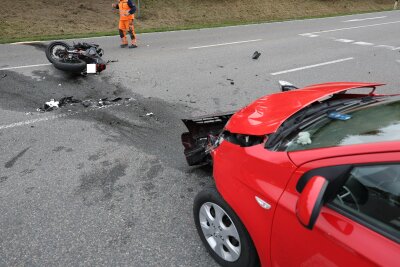 Unfall auf Autobahnzubringer: Motorradfahrer verletzt -  Die Insassen des PKW blieben unverletzt. Foto: Niko Mutschmann